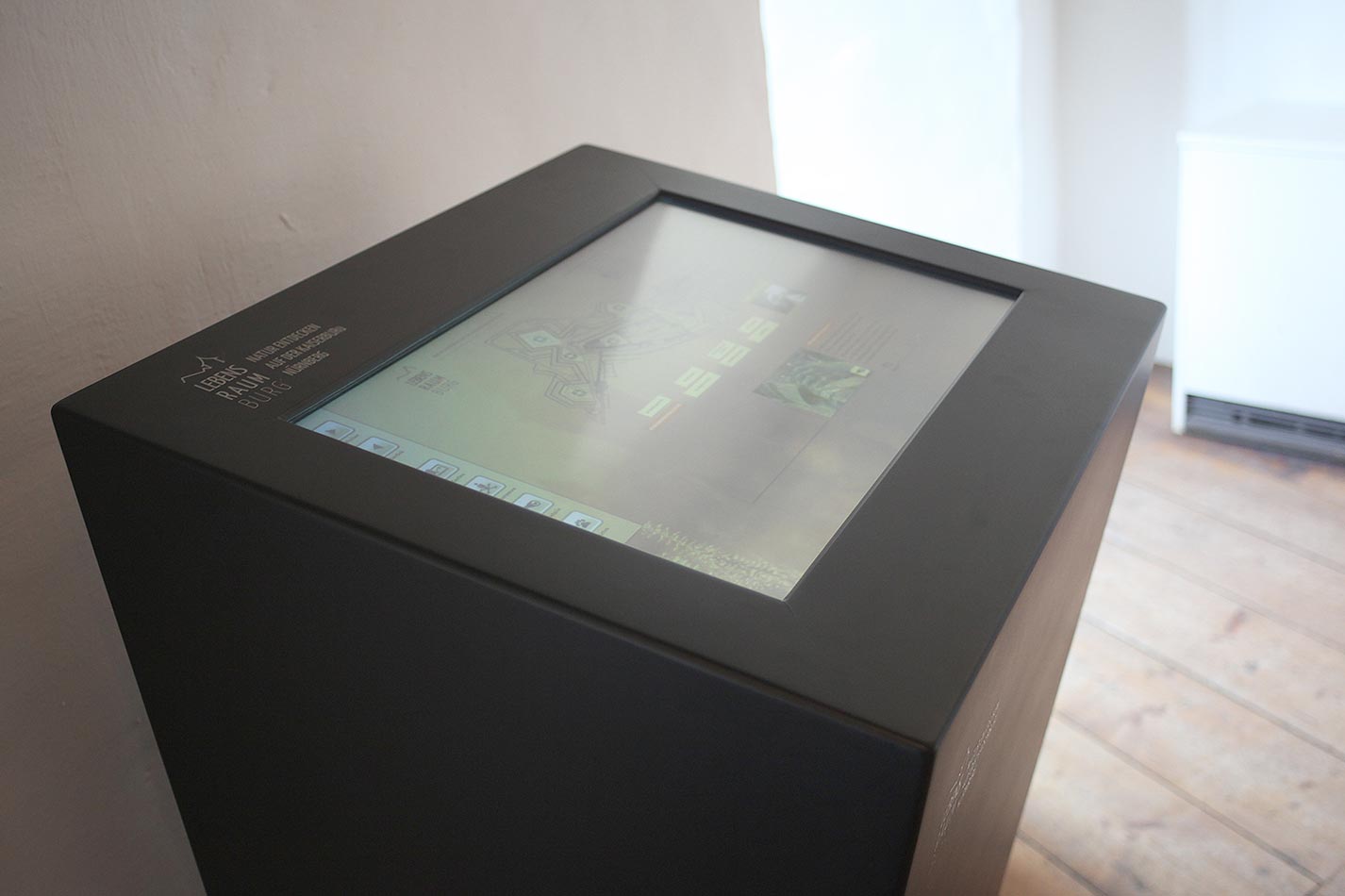 Touchscreen Stele mit einem Touchscreen eingelassen