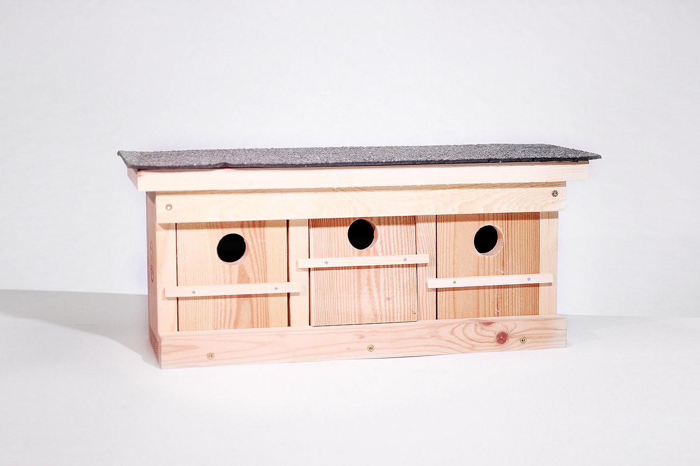 Sperlingskoloniehaus aus Holz mit drei Brutkammern und drein Einfluglöchern