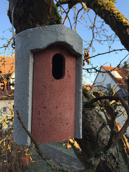 Nistkasten hängt in Baum