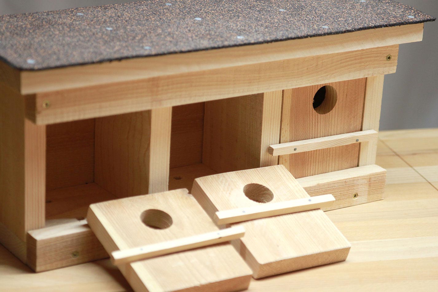 Sperlingskoloniehaus aus Holz für drei Sperlings Brutpaare mit zwei geöffneten Türen